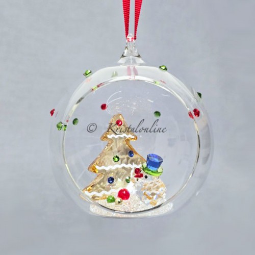 Swarovski kerstbal 2025 met sneeuwpop en boom – Holiday Cheers Ornament - Kristalonline